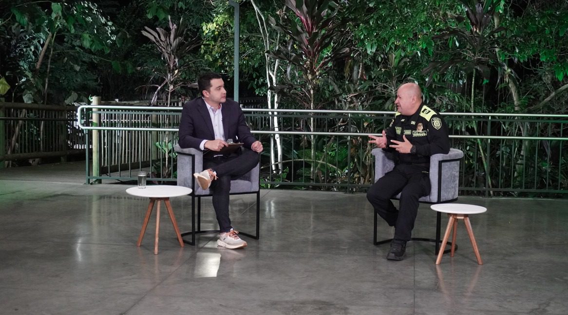 Hablemos De El programa donde se discuten los temas de interés junto a expertos