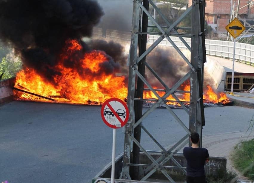 Hay cierre del puente de la Somadera por la quema de varias llantas