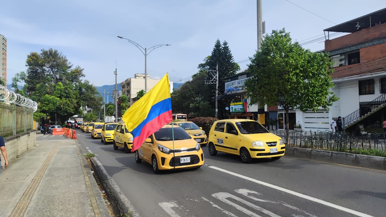 Así avanza la movilización de taxistas en Medellín