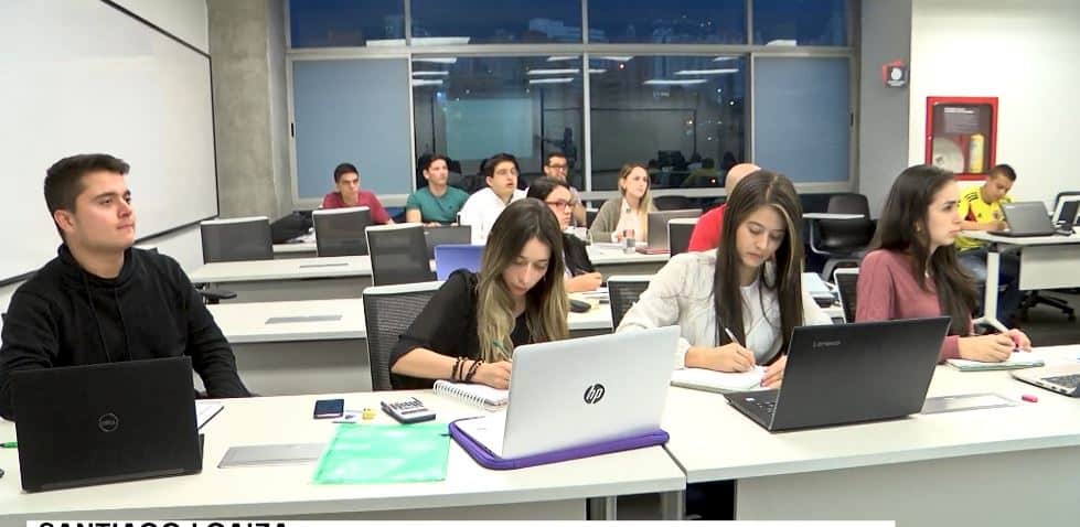 Hay programas de becas de para estudiar gratis en la universidad y así puede inscribirse