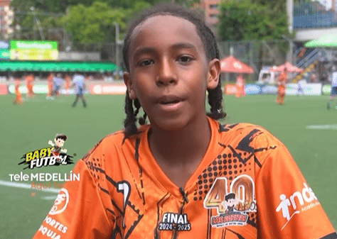 Hijo de exjugador profesional celebra los goles en el Babyfútbol igual que su padre