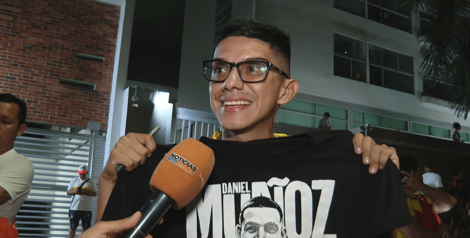 Hincha consiguió anhelado autógrafo de Daniel Muñoz en el banderazo Tricolor