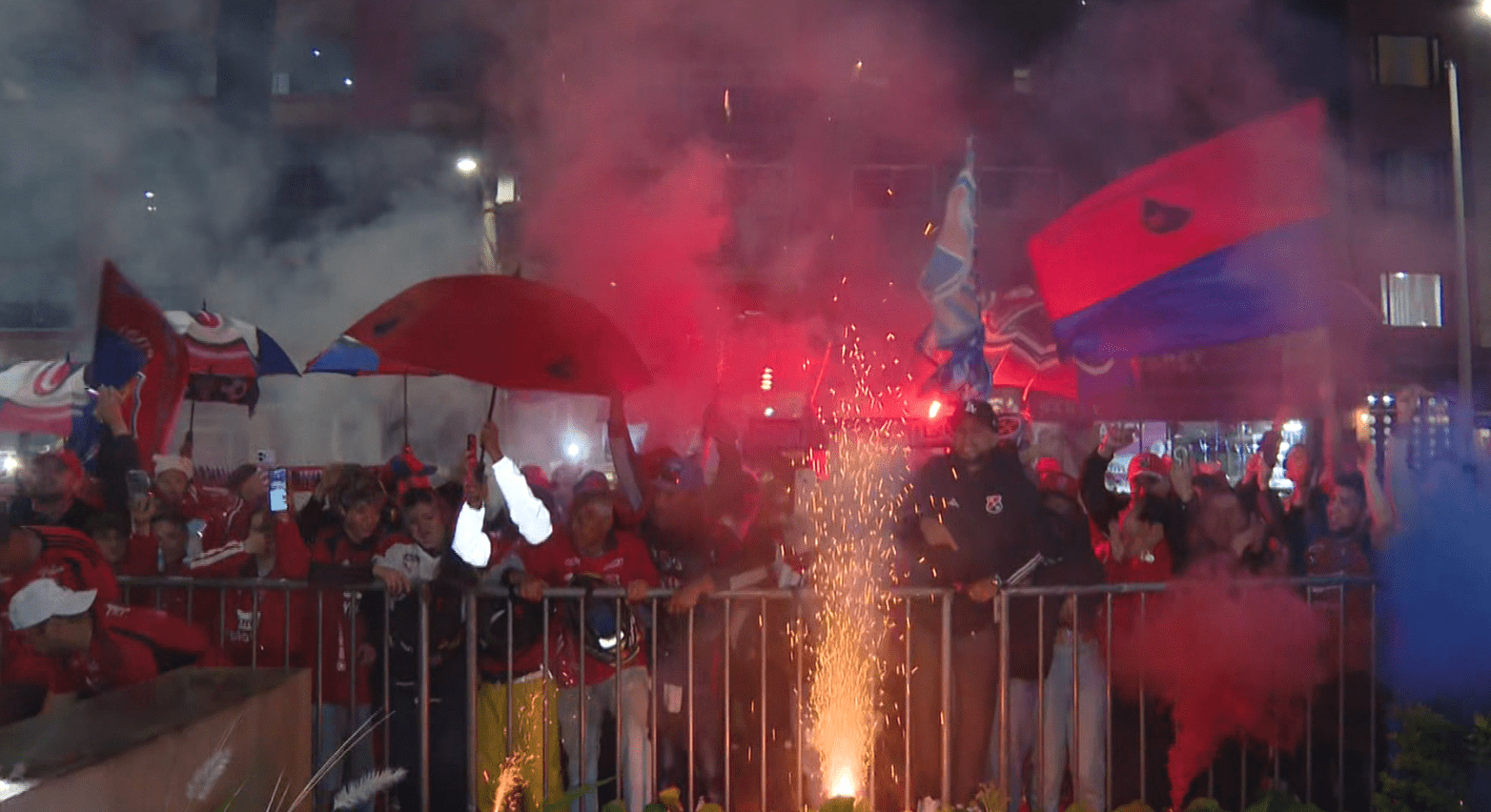 Hinchas del DIM mostraron su apoyo al equipo en el popular banderazo