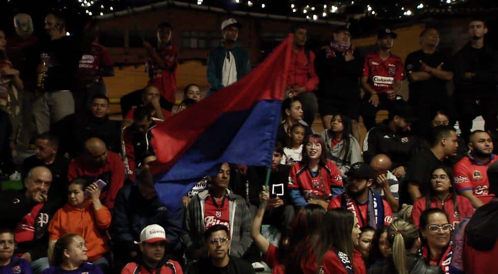 Hinchas 'poderosos' terminaron tranquilos con el empate en el primer juego de la final