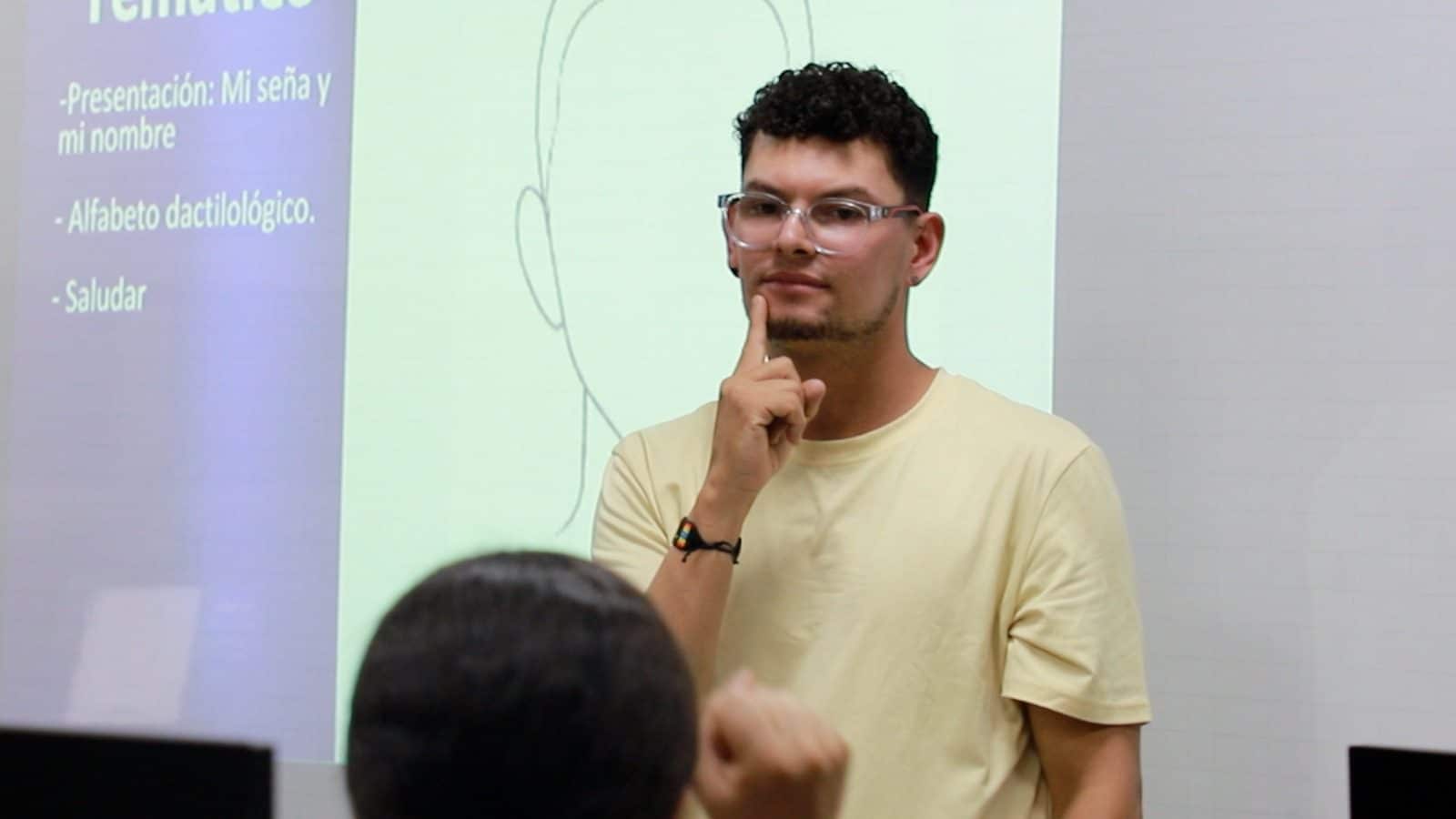 ITM incluye lengua de señas colombiana como requisito de grado
