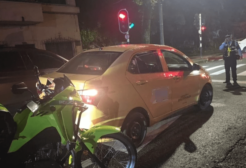 Identifican al taxista que atropelló a un motociclista y se fugó