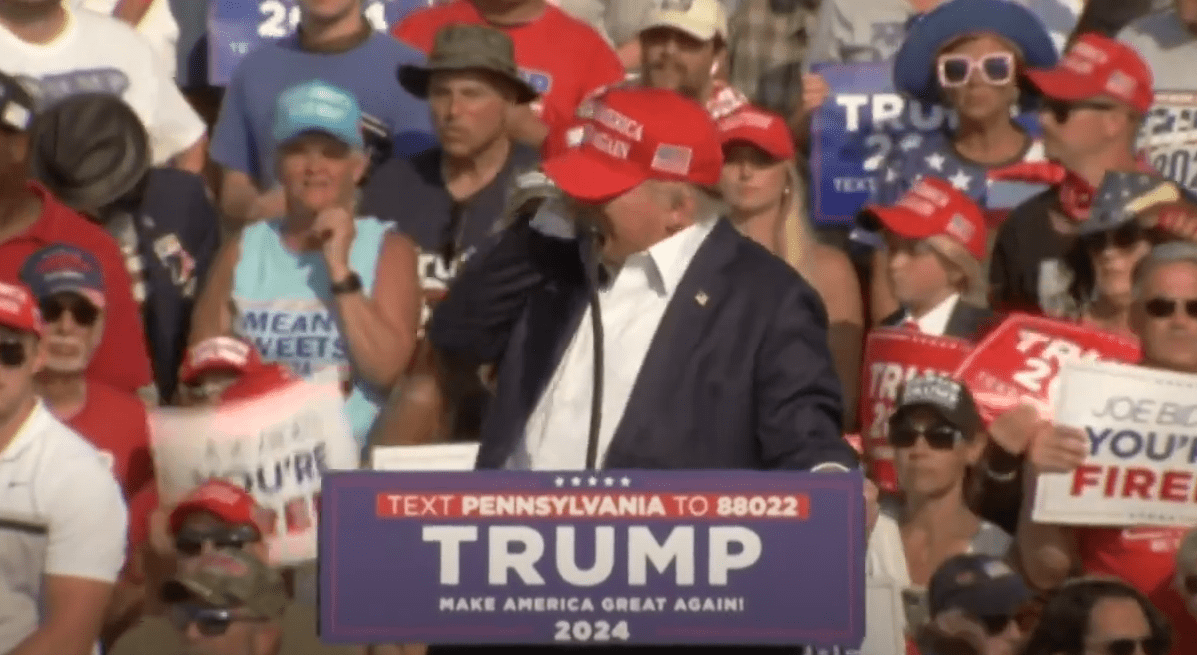 Impactante imagen de Donald Trump herido tras atentado en un mitin