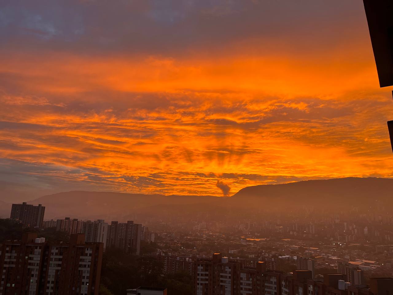 Imponente amanecer en Medellín