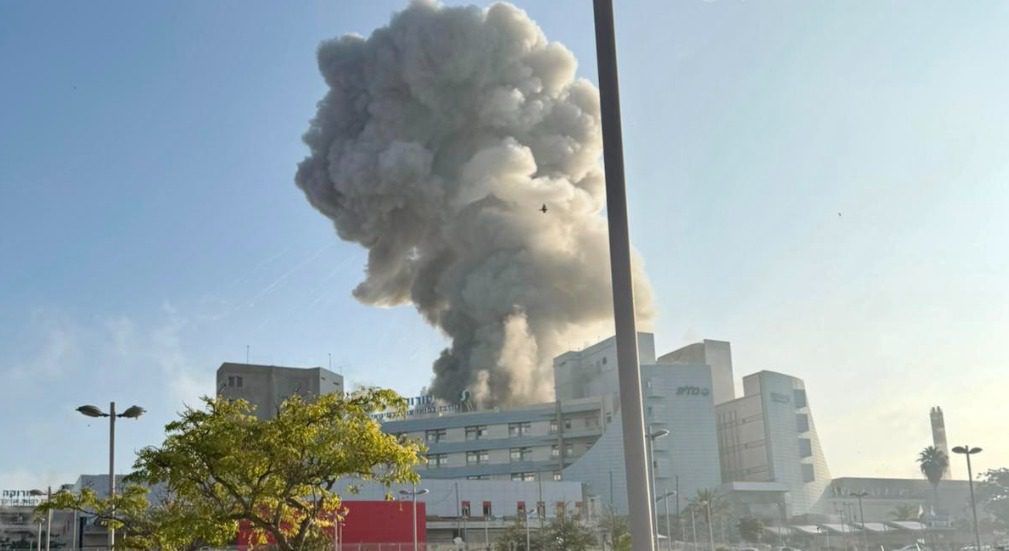 Irán atacó un hospital de Israel con 30 misiles y primer ministro israelí dice que no quedará impune