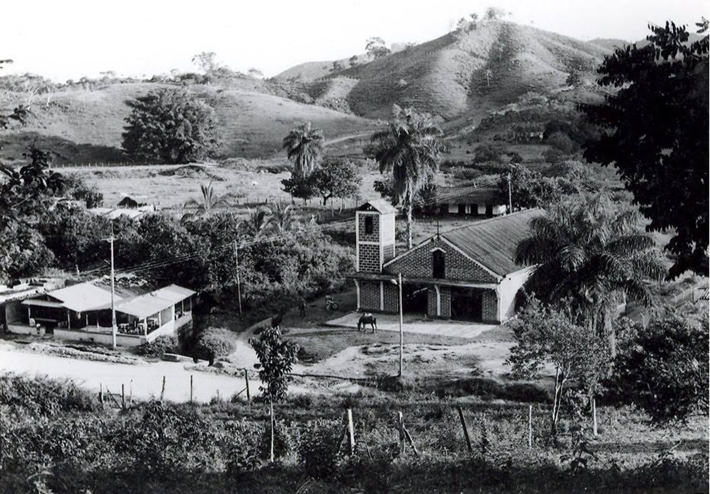 El barrio La Floresta, ubicado en la comuna 12 - La América, de Medellín, debe su nombre a una antigua finca llamada “La Floresta” que existía en esta zona, un espacio rodeado de árboles y jardines, lo que inspiró su denominación y conservó una conexión simbólica con la naturaleza.