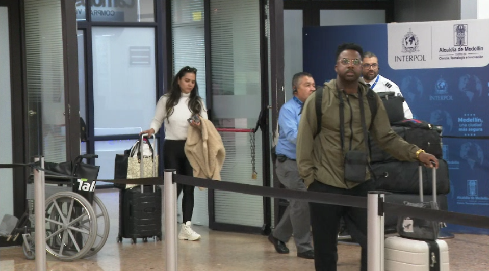 Largas filas en el aeropuerto de Rionegro por llegada de turistas a la Feria de las Flores
