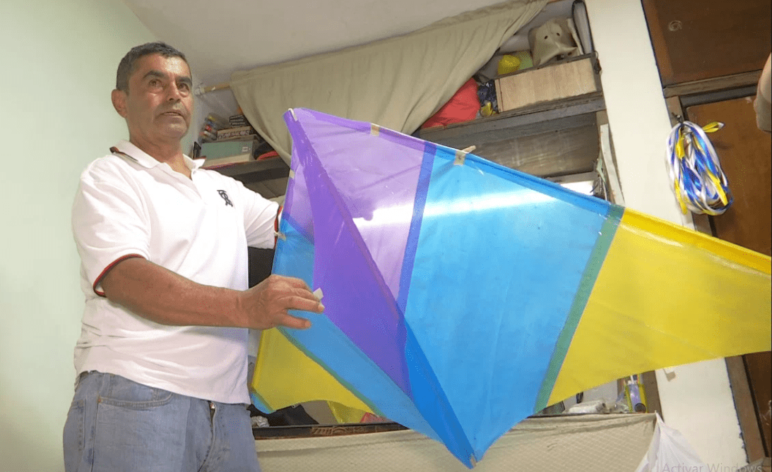 Leobardo Castrillón, el maestro de obra que aplica su talento para hacer cometas