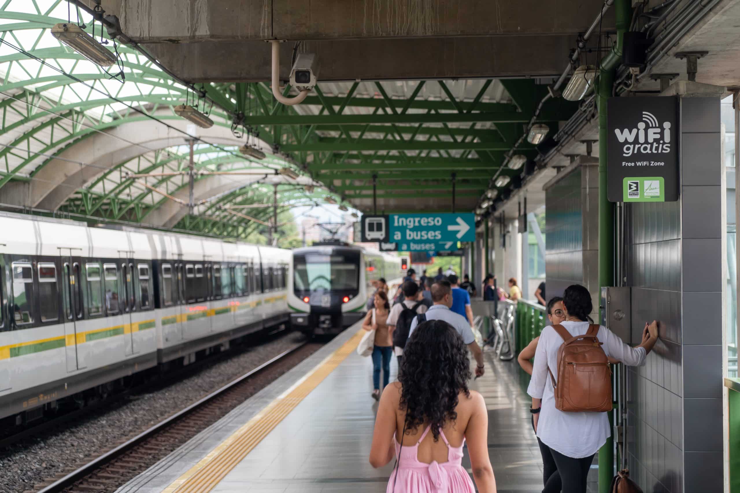 Líneas A y B del Metro de Medellín tienen wifi gratis así puede conectarse