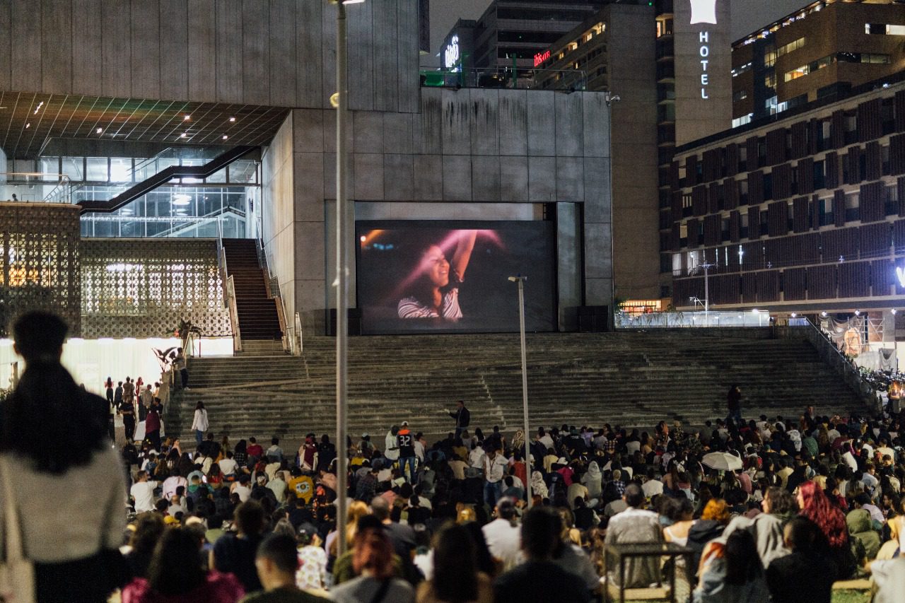 Cine en Mamm vendedora de Rosas