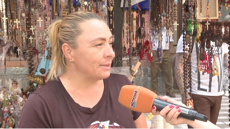 María Isabel lleva más de 30 años vendiendo artículos religiosos afuera de un templo