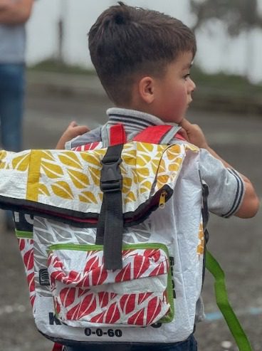 Más de 100 niños en Antioquia reciben morrales escolares hechas con reciclaje