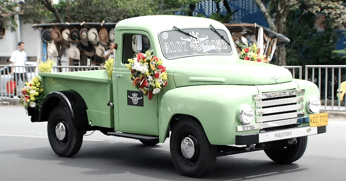 Más de 300 autos clásicos deleitaron a los asistentes a este desfile