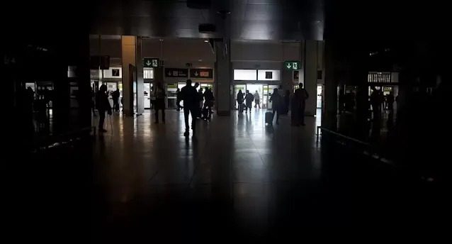 Masivo apagón en Europa causa daños en semáforos y cierre de comercios y fábricas