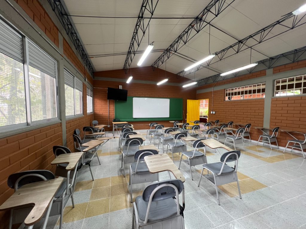 Mejoramiento a 300 plantas físicas de colegios