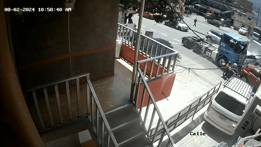 Momento exacto de accidente múltiple en la avenida Guayabal