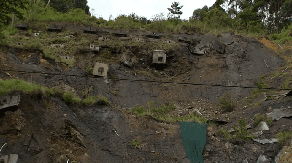 Montaña que conecta a Medellín con el Suroccidente del país está a punto de desprenderse