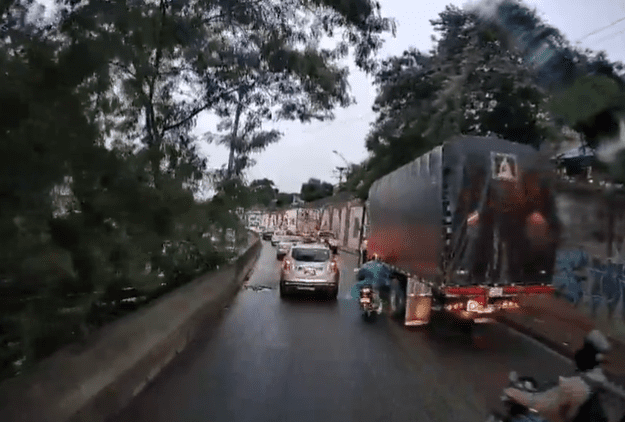 Motociclista fue atropellado por un camión en la paralela entre Medellín y Bello