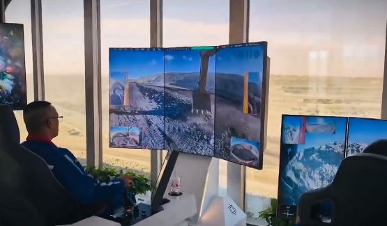 Obreros en China manejan máquinas de construcción desde salas gamer y se hacen virales