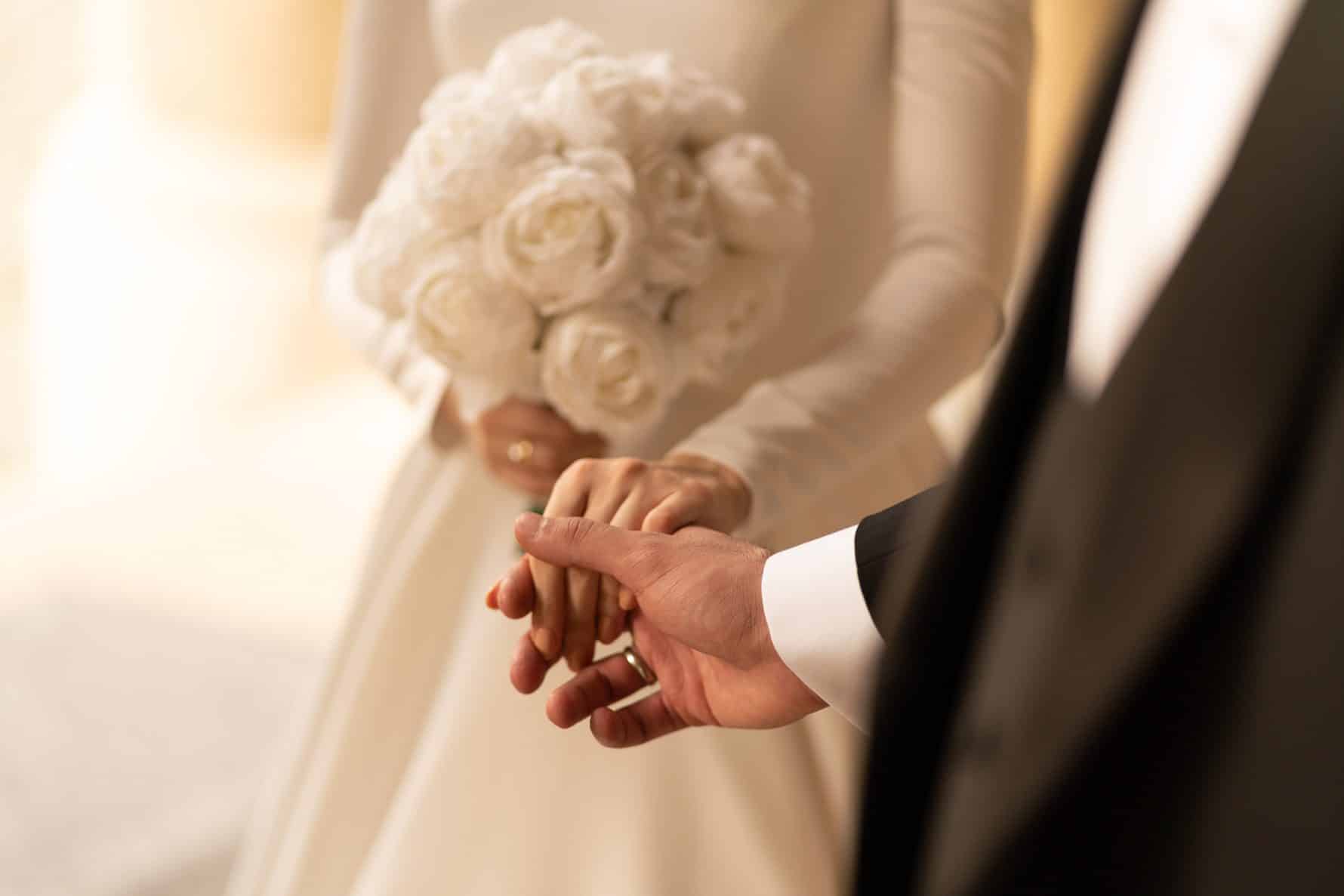 Par de Anillos es mucho más que una canción romántica. Es un susurro sincero que se convierte en himno para quienes creen en el amor comprometido, en las historias que se construyen con miradas, silencios y decisiones de alma. Cada verso retrata el anhelo de compartir un camino, de caminar tomados de la mano hasta el altar, donde dos anillos sellan un pacto que va más allá de lo simbólico.