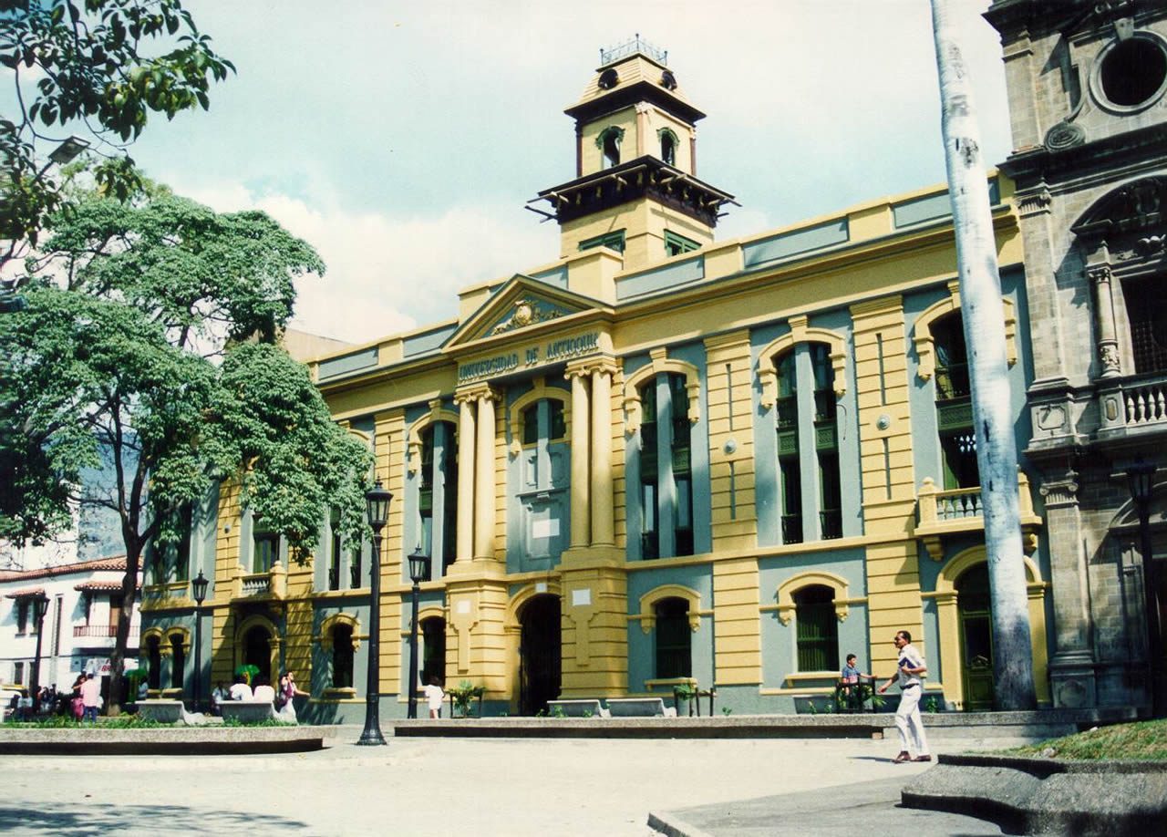 En el corazón de Medellín se levanta una joya bicentenaria que ha visto nacer generaciones enteras de sabios, médicos, poetas y soñadores: el Paraninfo de la Universidad de Antioquia.