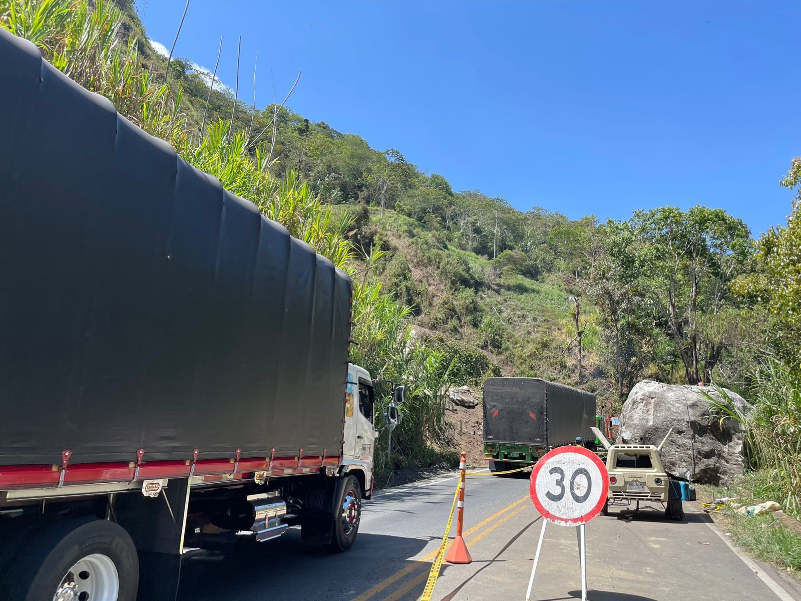 Paso a un carril de la vía hacia la costa Atlántica por caída de una roca