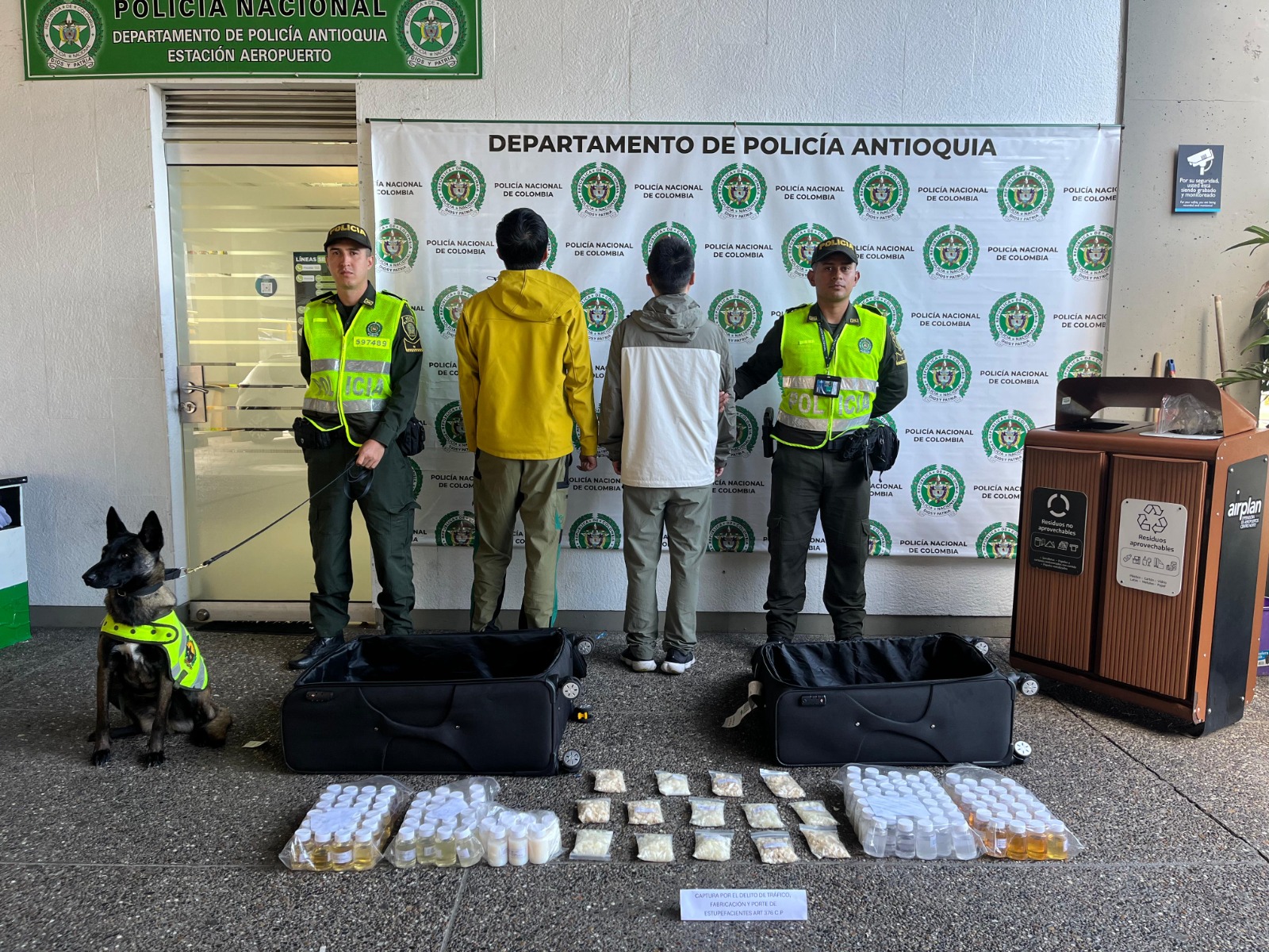 Perro detectó 14 kilos de cocaína que hombres chinos pretendían sacar del aeropuerto de Rionegro