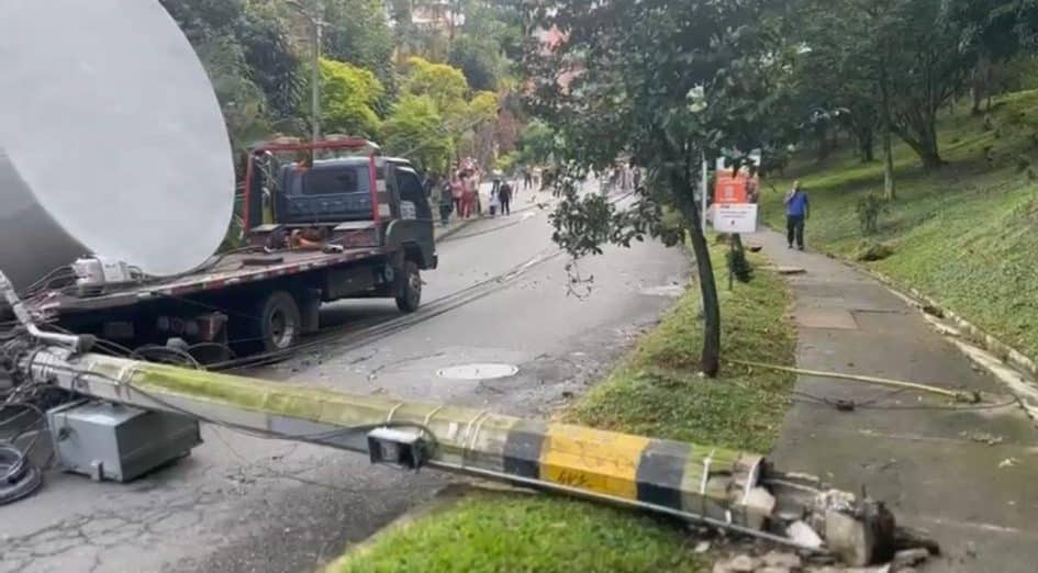 Planchón tumba poste y deja sin energía un sector de Envigado