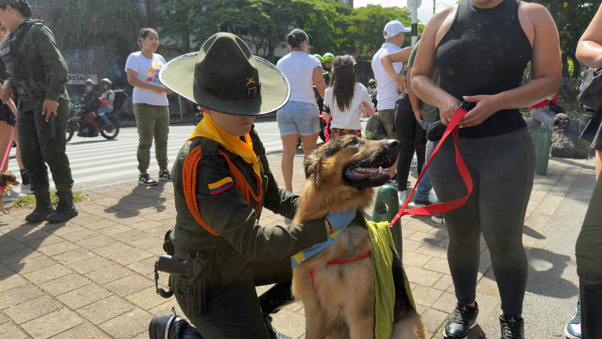 Policía acompañó la caminata canina de la feria con atención veterinaria