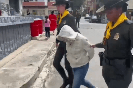Policía captura a una mujer con marihuana y cocaína en un bus de servicio público