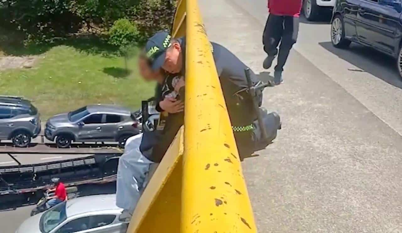 [VIDEO] Policía salvó a una joven de lanzarse de un puente de Medellín