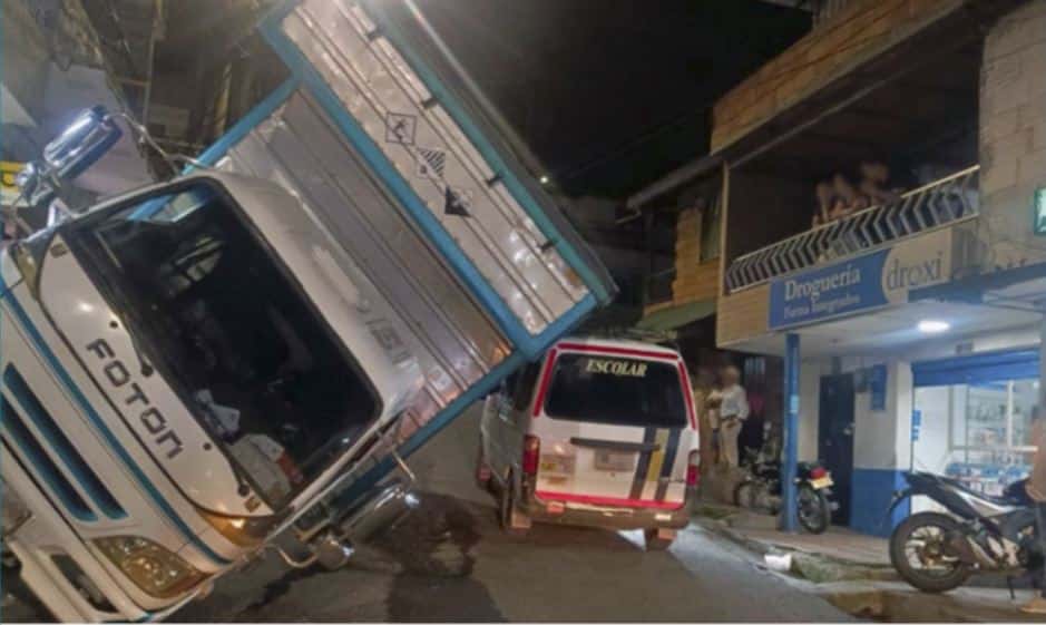 Problema de mal parqueo va en aumento e impide paso de ambulancias y camión recolector