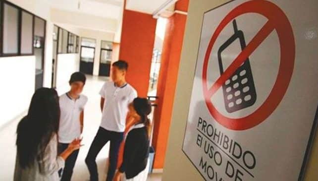 Proponen regulación del uso del celular en los salones de clase de colegios