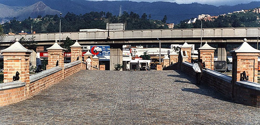 En el paisaje urbano de Medellín, donde el río que lleva su nombre cruza la ciudad, se encuentra una pieza fundamental de la historia y la ingeniería: el Puente de Guayaquil. Construido entre 1877 y 1879, este puente carretero no solo conecta físicamente las orillas del río Medellín, sino que también une siglos de historia, cultura y desarrollo urbano.