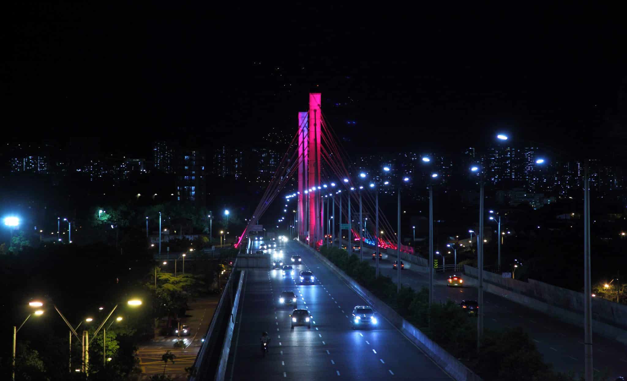 Con 560 metros de longitud, el Puente de la 4 Sur es el puente intraurbano más largo de Colombia. Esta imponente estructura atraviesa el río Medellín y conecta cuatro de las vías más importantes de la ciudad, mejorando significativamente la movilidad entre la comuna 15 (Guayabal) y la comuna 14 (El Poblado).