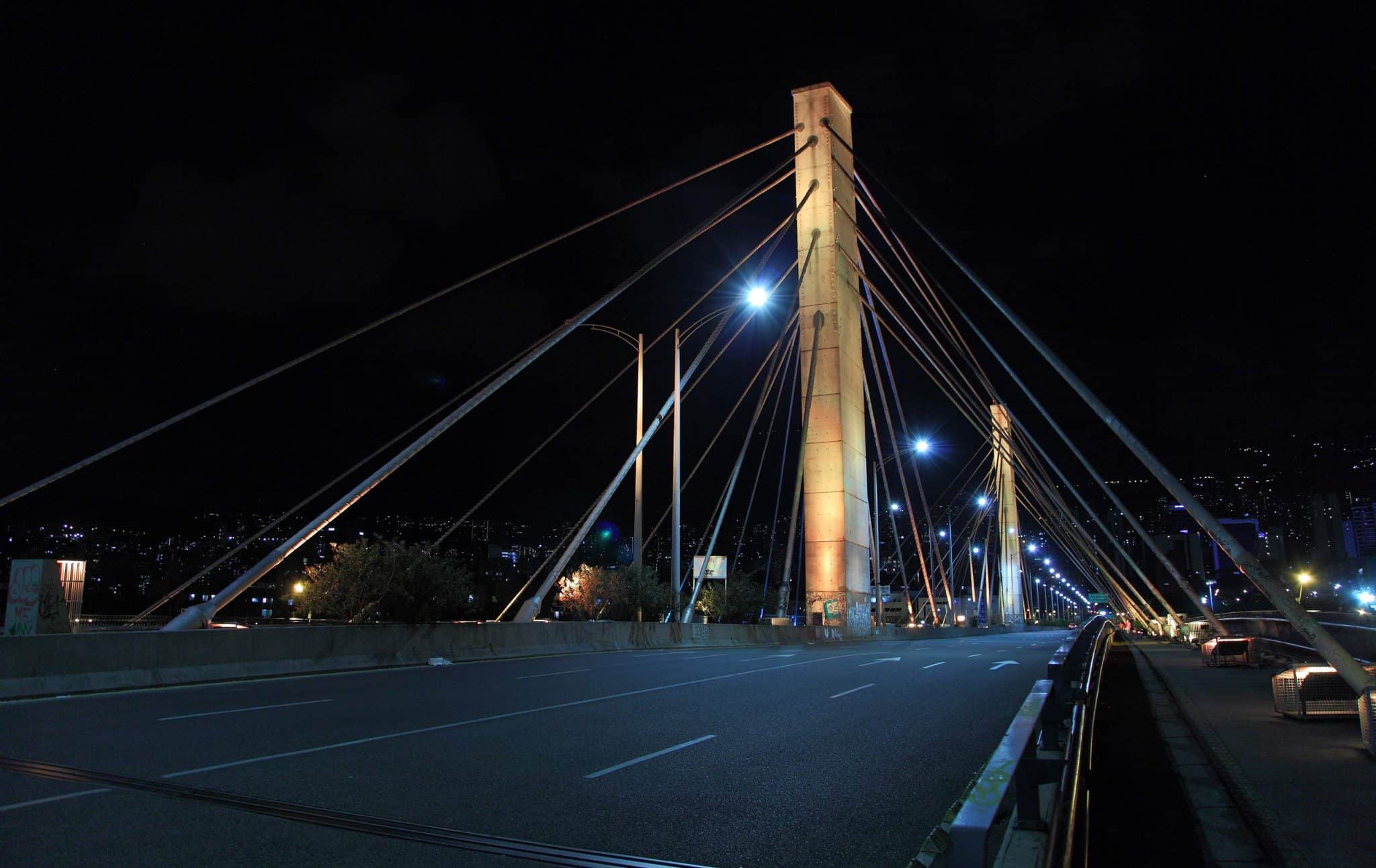 Con 560 metros de longitud, el Puente de la 4 Sur es el puente intraurbano más largo de Colombia. Esta imponente estructura atraviesa el río Medellín y conecta cuatro de las vías más importantes de la ciudad, mejorando significativamente la movilidad entre la comuna 15 (Guayabal) y la comuna 14 (El Poblado).