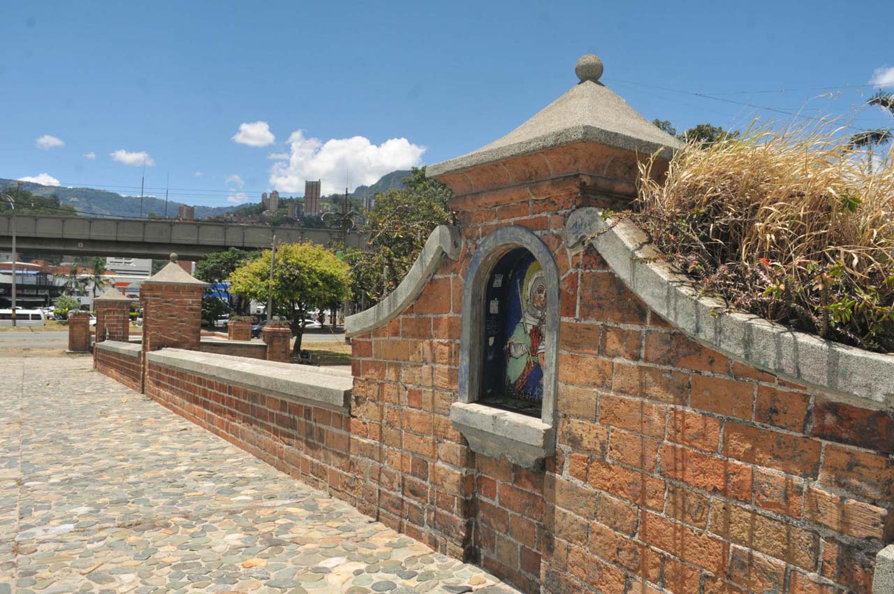 En el paisaje urbano de Medellín, donde el río que lleva su nombre cruza la ciudad, se encuentra una pieza fundamental de la historia y la ingeniería: el Puente de Guayaquil. Construido entre 1877 y 1879, este puente carretero no solo conecta físicamente las orillas del río Medellín, sino que también une siglos de historia, cultura y desarrollo urbano.