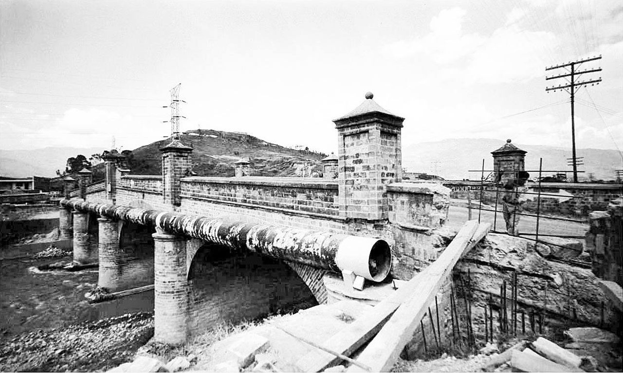 En el paisaje urbano de Medellín, donde el río que lleva su nombre cruza la ciudad, se encuentra una pieza fundamental de la historia y la ingeniería: el Puente de Guayaquil. Construido entre 1877 y 1879, este puente carretero no solo conecta físicamente las orillas del río Medellín, sino que también une siglos de historia, cultura y desarrollo urbano.