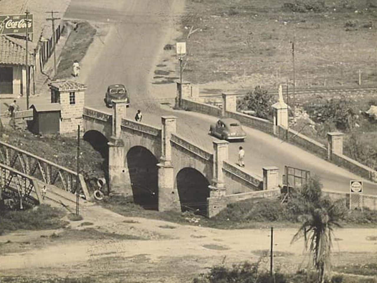 En el paisaje urbano de Medellín, donde el río que lleva su nombre cruza la ciudad, se encuentra una pieza fundamental de la historia y la ingeniería: el Puente de Guayaquil. Construido entre 1877 y 1879, este puente carretero no solo conecta físicamente las orillas del río Medellín, sino que también une siglos de historia, cultura y desarrollo urbano.