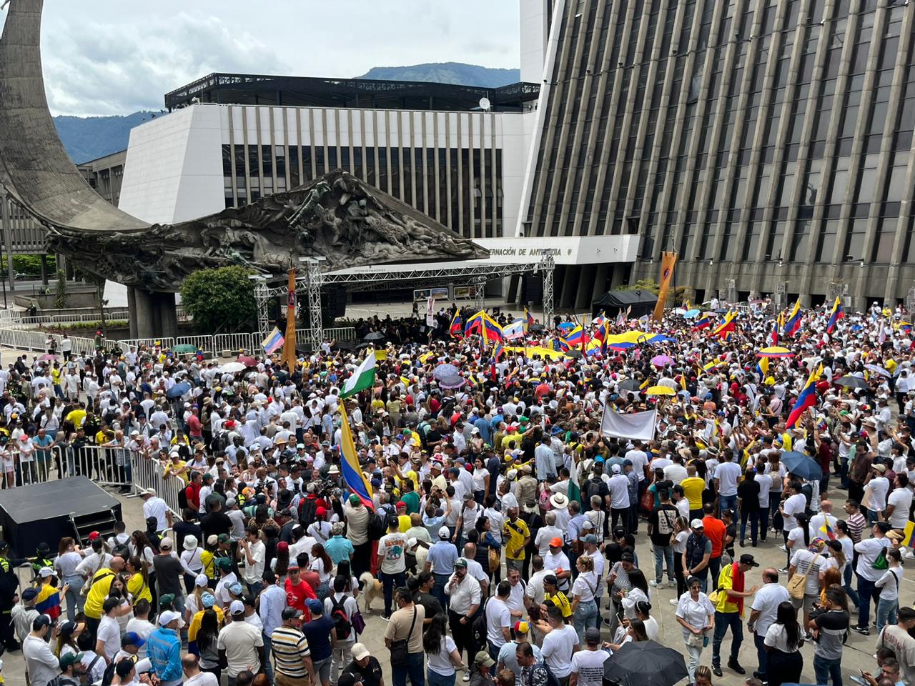 ¿Qué significan los discursos del alcalde de Medellín y el gobernador ante la multitud venezolana