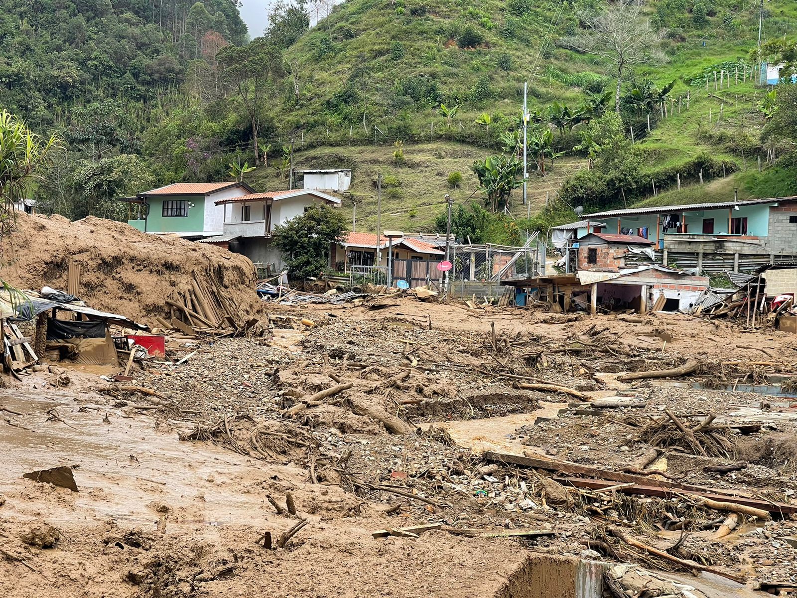 Qué va a pasar con las familias en Montebello damnificadas por emergencia