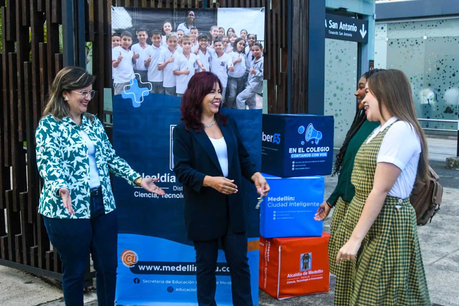 Más de 290.000 estudiantes regresaron a clases en Medellín