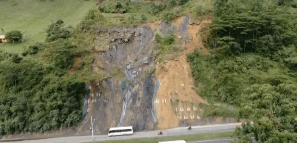 Recomiendan iniciar la evacuación de viviendas que lindan con la montaña de la Variante de Caldas