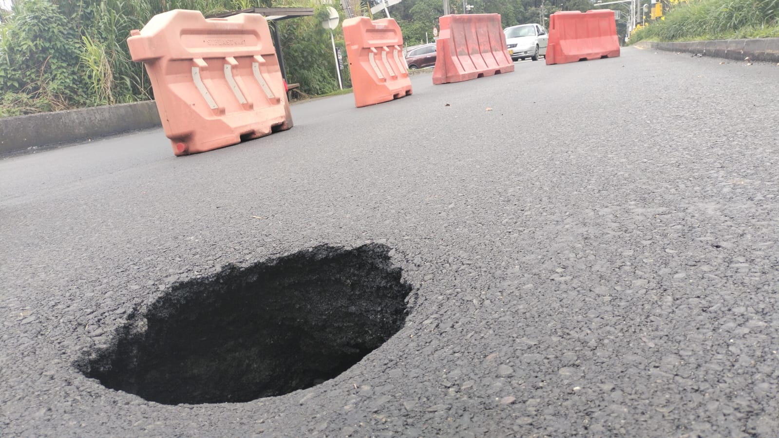 Reportan hundimiento de un tramo en la vía Las Palmas y piden transitar con precaución