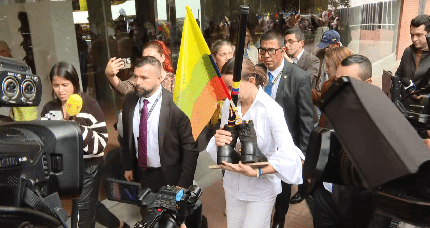 Reservistas de la fuerza pública entregan emblema a esposa de Miguel Uribe  