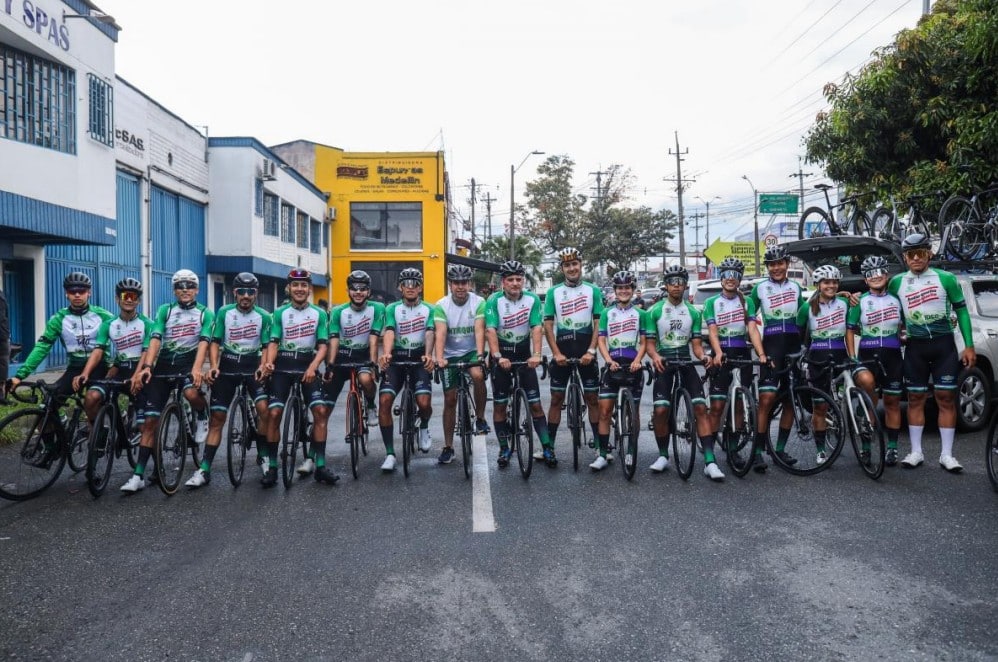 Este domingo 31 de agosto se realizará el primer Reto Orgullo Paisa, un gran fondo de 105 kilómetros que recorrerá municipios del norte del Valle de Aburrá. El evento busca promover el ciclismo en Antioquia y rendir homenaje al legado de más de 30 años del equipo Orgullo Paisa, cuna de grandes ciclistas nacionales.
